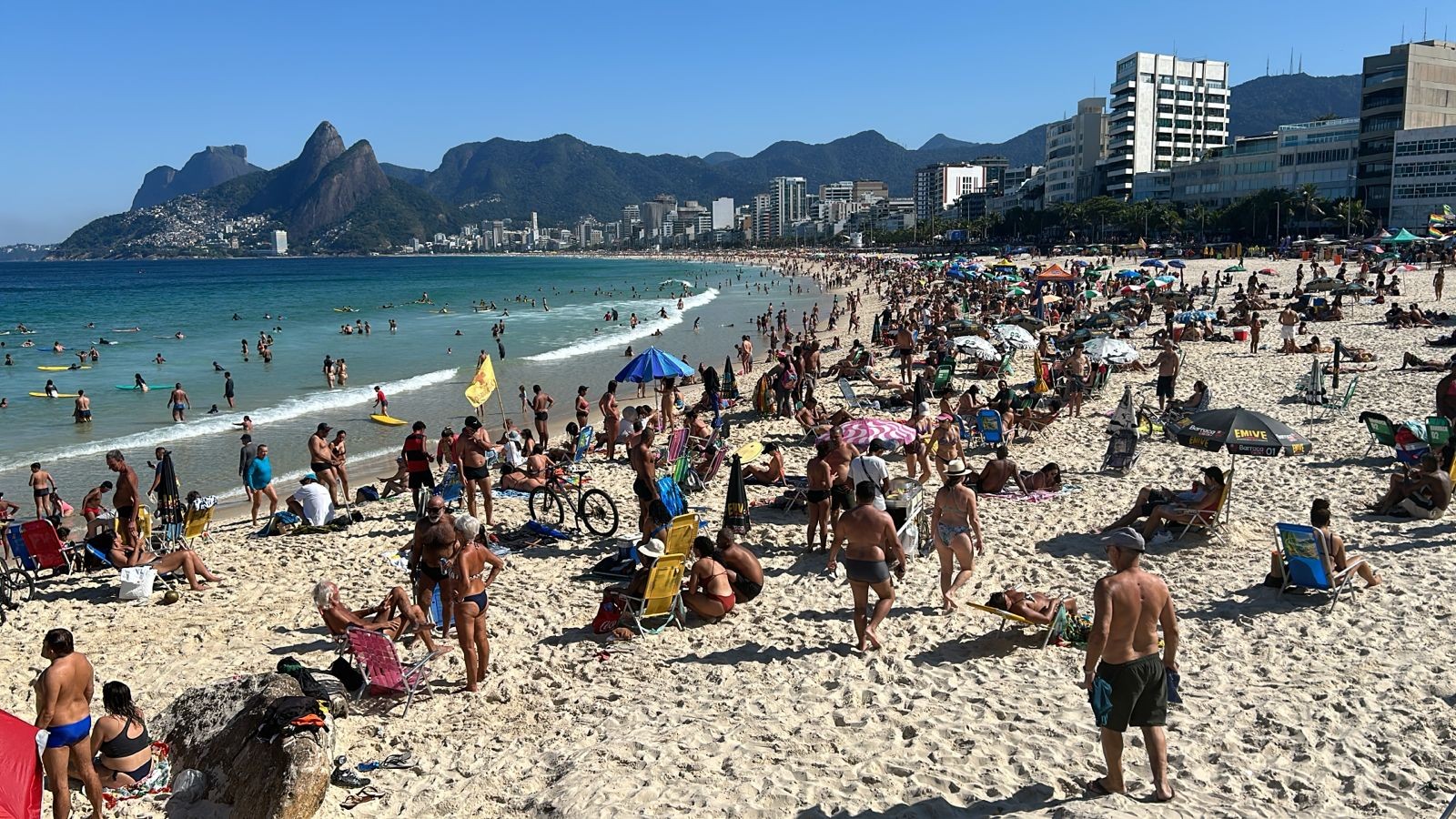 Banhistas aproveitam o domingo de sol nas areias da Praia do Arpoador — Foto: Gabriel de Paiva