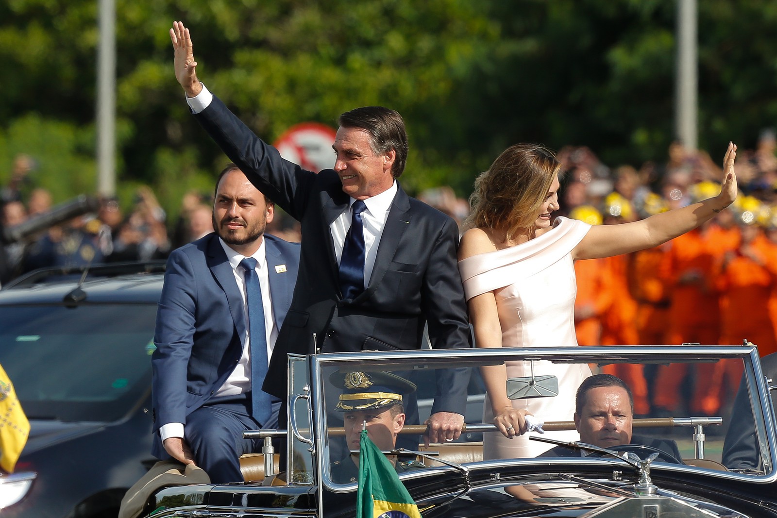 Bolsonaro desfilou no Rolls Royce, acompanhado de sua mulher e do filho, Carlos — Foto: Agência O Globo