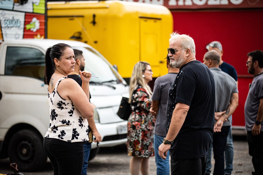 Roberta Isaac (à esquerda, de camiseta preto e branco) acompanhou a nova perícia no food truck