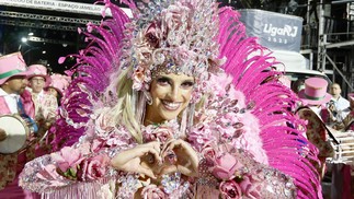 Rainha de bateria do Arranco, Heather Anchieta é americana e diz que se emocionou ao pisar na avenida — Foto: Fabio Rossi/Agência O Globo