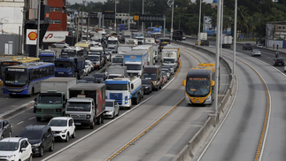 A passagem do VLT custa R$ 4,30 e a sua integração com o BRT e os ônibus está garantida no Terminal Gentileza. — Foto: Fabiano Rocha / Agência O Globo