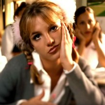 Britney no clipe da música "Baby one more time", hit do seu primeiro disco homônimo de 1997. Foto: Reprodução. 