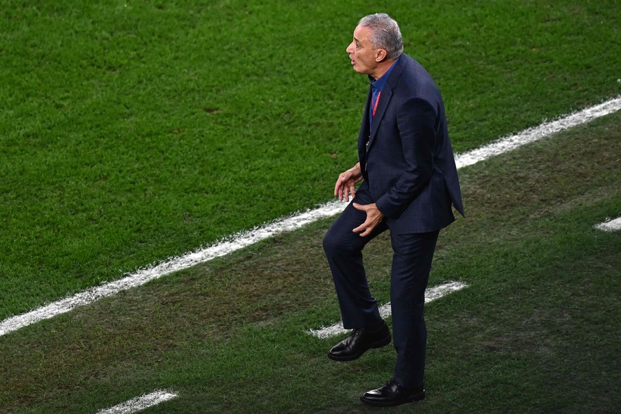 Tite grita instruções para a seleção brasileira durante as quartas de final da Copa, na eliminação para a Croácia