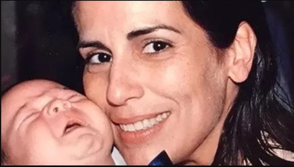 Glória Pires e o bebê Yan Brito, na novela 'Anjo mau' (1997) — Foto: Reprodução/Instagram