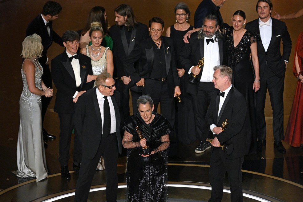 O troféu de melhor filme, principal prêmio da noite, ficou com "Oppenheimer" — Foto: AFP