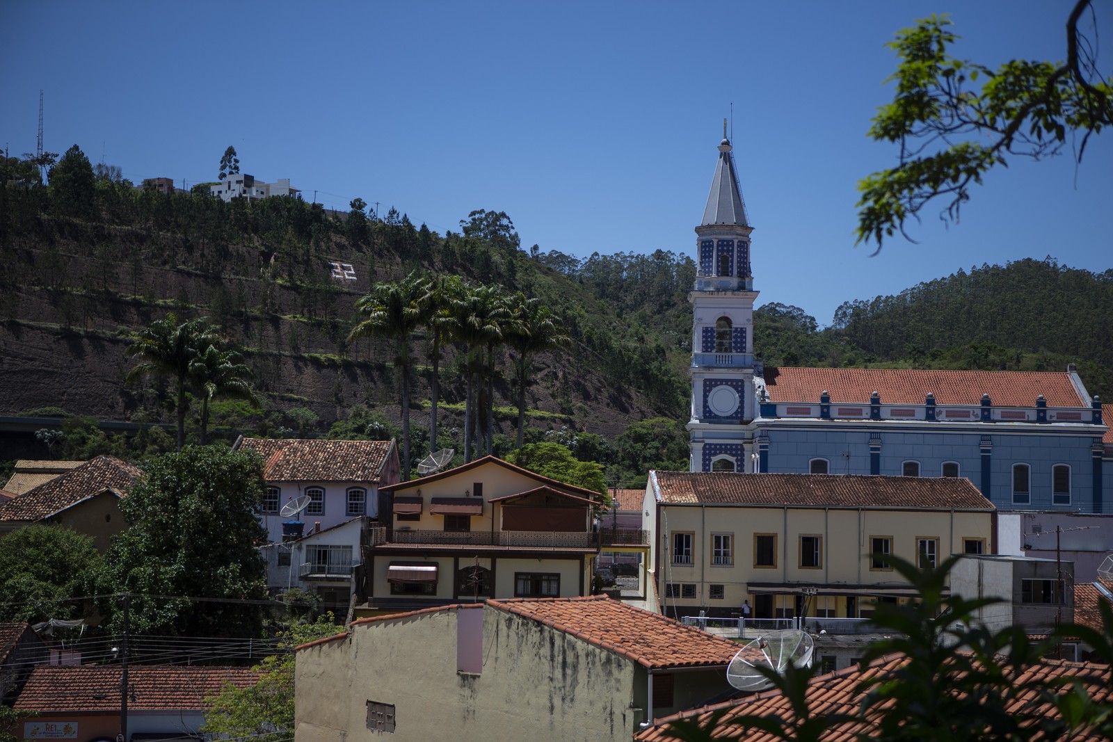 Na reta final do segundo turno, uma encosta da cidade apareceu pintada com número de Bolsonaro — Foto: Alexandre Cassiano/Agência O Globo