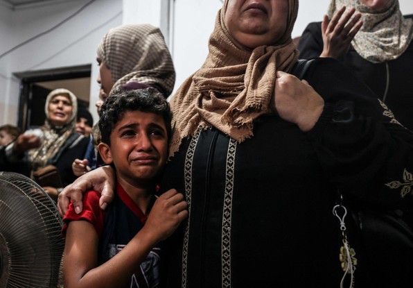 Parentes de palestino morto durante a noite no campo de refugiados de Jabalia, no norte da Faixa de Gaza, participam de seu funeral