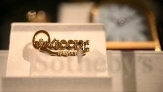 O broche de ouro Cartier 'Queen Number 1' de Freddie Mercury — Foto: Daniel LEAL / AFP