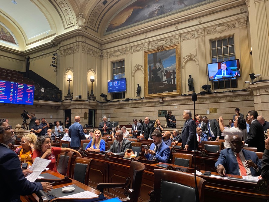 Plenário da Câmara de Vereadores: Adiada discussão para armar a guarda