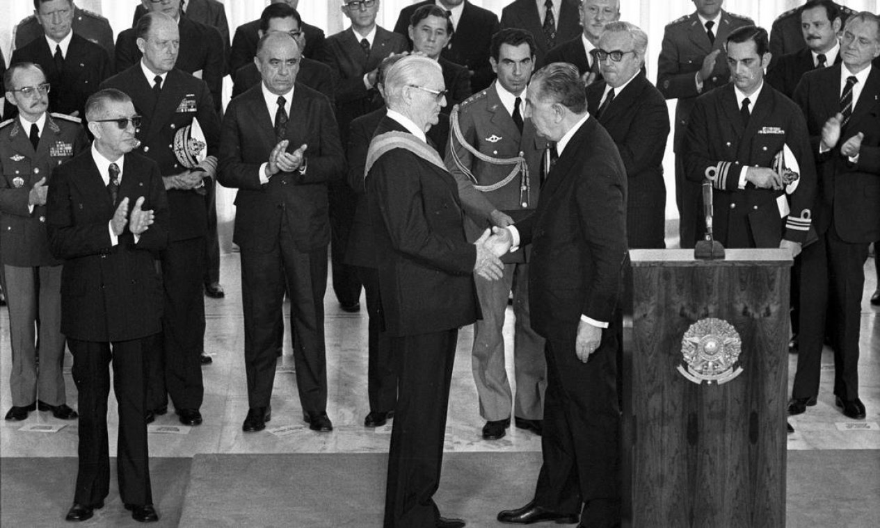 Ernesto Geisel – Na foto, recebe a faixa presidencial de Médici. Exerceu o mandato de 15 de março de 74 a 15 de março de 1979. Deu início ao processo de reabertura política que foi concluído em 1985, ao fim do governo de João Figueiredo — Foto: Luiz Pinto / Agência O Globo