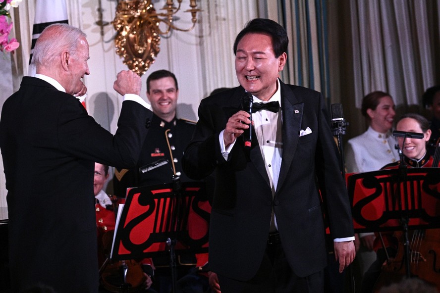 O presidente dos Estados Unidos, Joe Biden, vibra enquanto o líder sul-coreano, Yoon Suk Yeol, entoa um trecho da música 'American Pie'