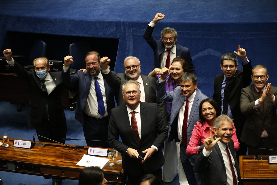 Senadores comemoram a aprovação do texto da 'PEC da Transição'