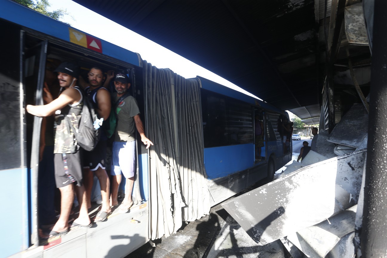 A Estação do BRT Veridiana, em Santa Cruz, foi incendiada; ônibus lotados passam pelo local — Foto: Fabiano Rocha/Agência O Globo