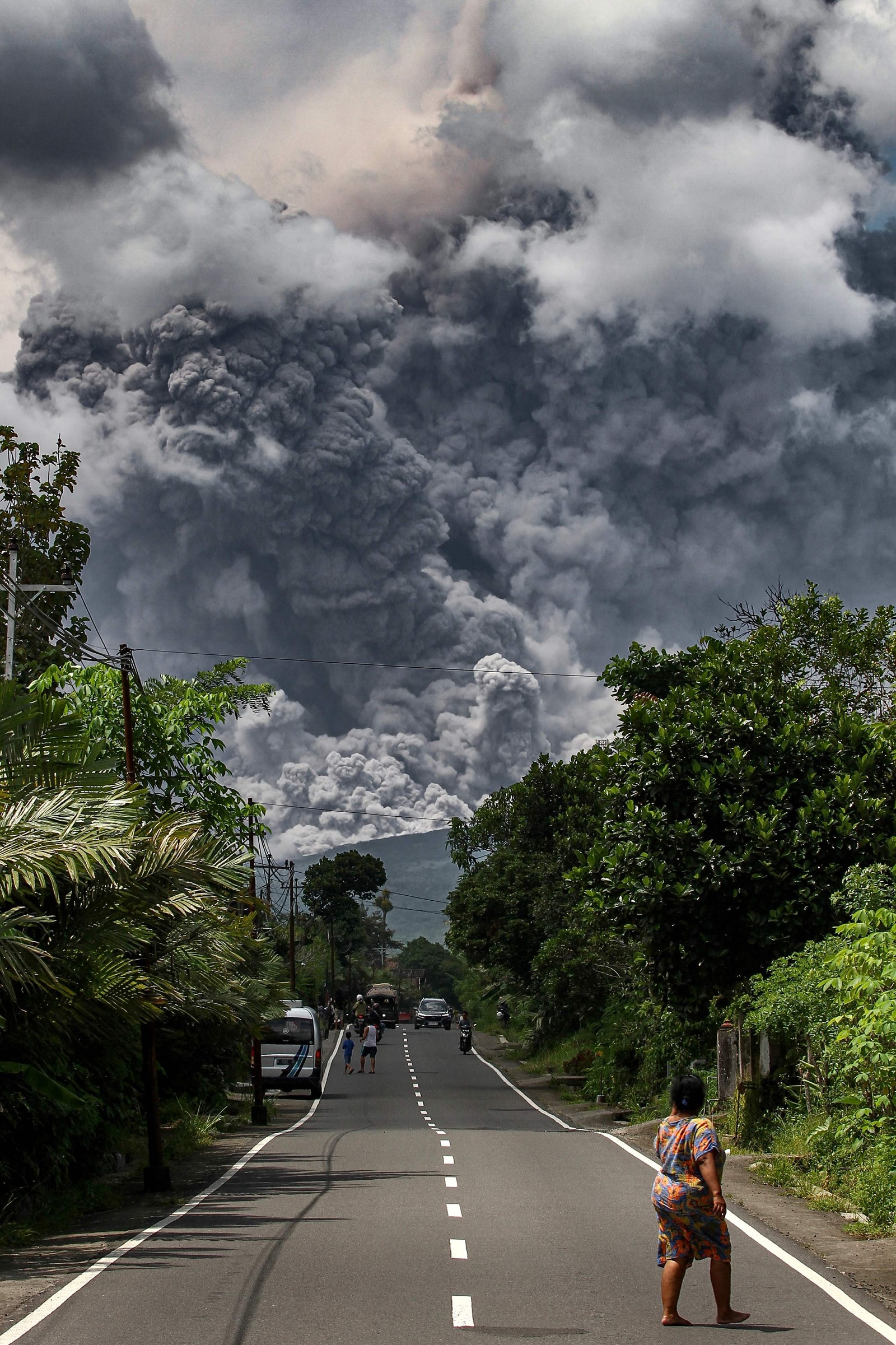 O vulcão permanece ativo neste sábado, expelindo cinzas e lava quente. — Foto: DEVI RAHMAN / AFP