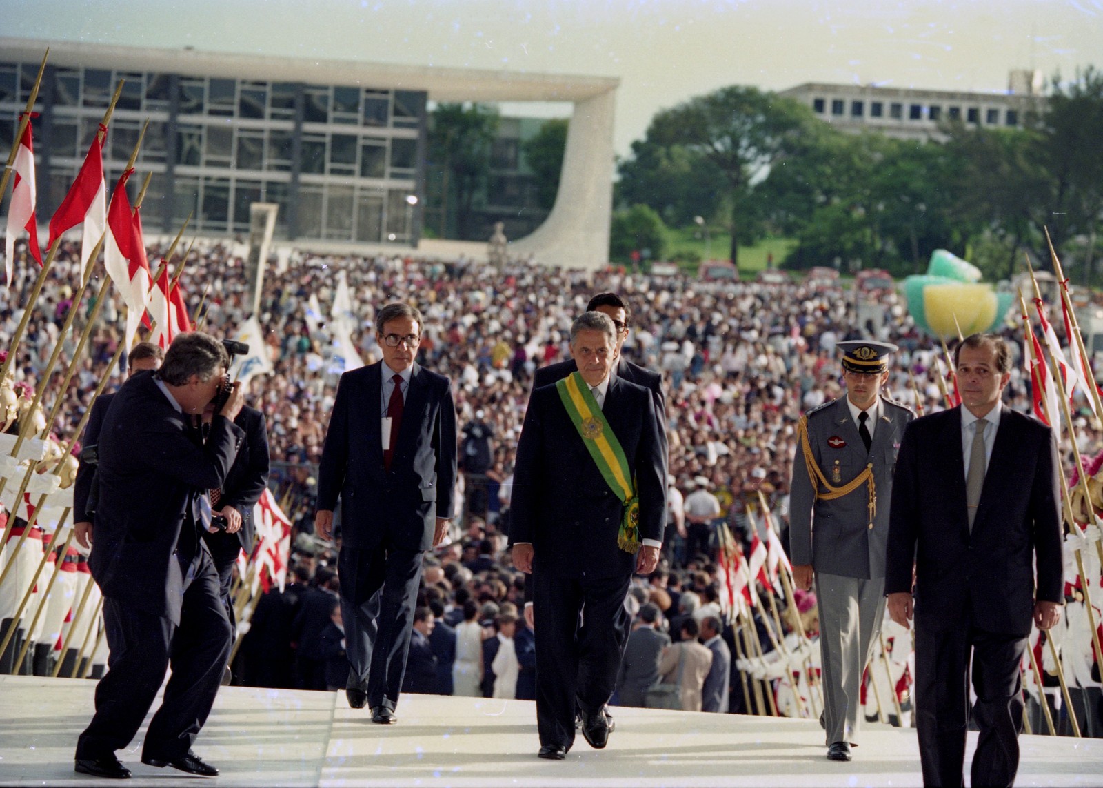 Fernando Henrique Cardoso sobe a rampa do Planalto pela primeira vez como presidente em 1995 — Foto: Roberto Stuckert Filho/Agência O Globo/01-01-1995