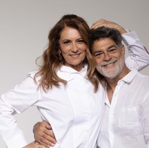Patricya Travassos e Eduardo Moscovis, protagonistas de 'Duetos, A Comédia de Peter Quilter” — Foto: Divulgação / Douglas Jacó