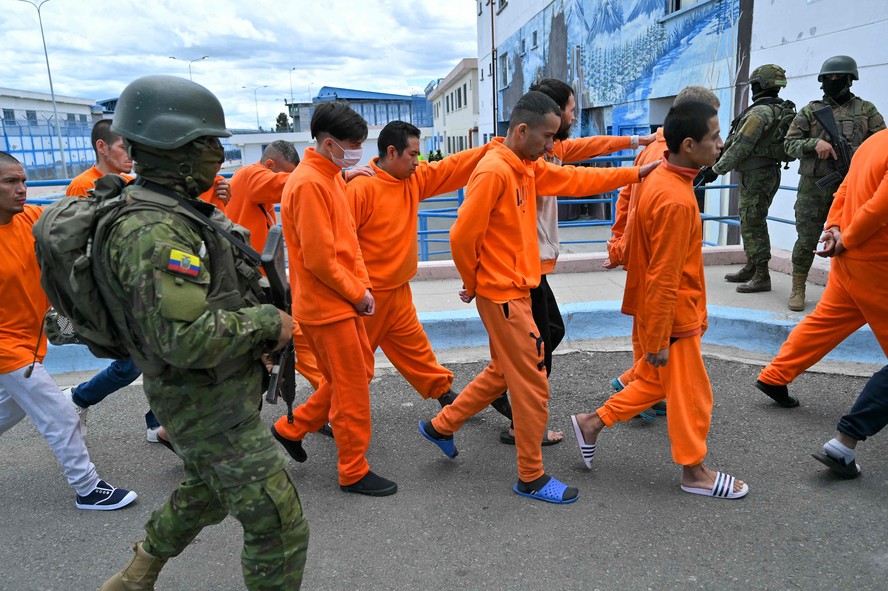 Detentos da prisão de Latacunga, no Equador, de onde três internos escaparam nesta quinta-feira