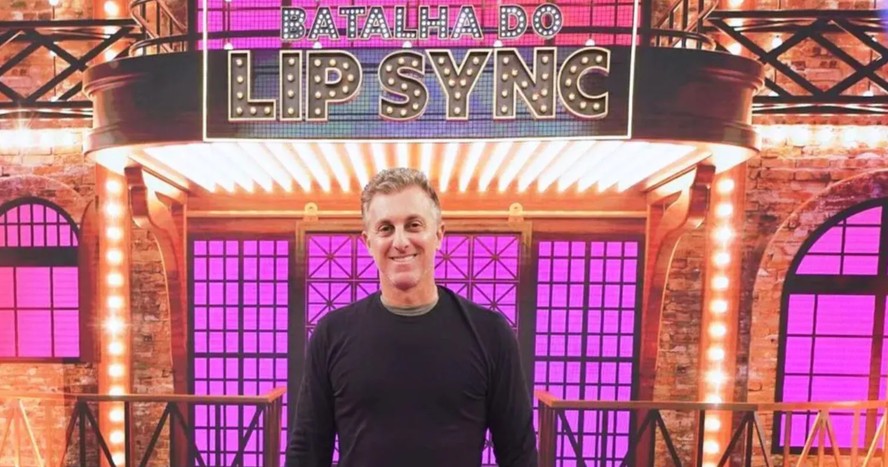 Luciano Huck no cenário da 'Batalha do lip sync', no 'Domingão'