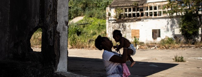 Jeniffer Cristina da Silva Barros, de 28 anos, foi moradora da invasão no terreno do IBGE — Foto: Hermes de Paula