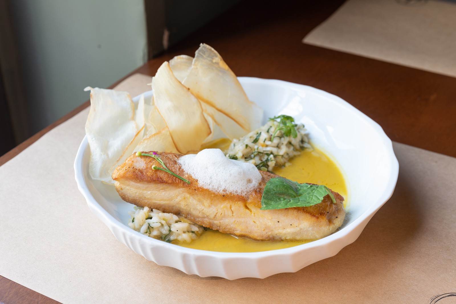 O pirarucu é servido com "três texturas" de mandioca - chips, espuma e tucupi - no restaurante Santa Chicória em Belém, capital do Pará — Foto: Alessandro Falco/The New York Times