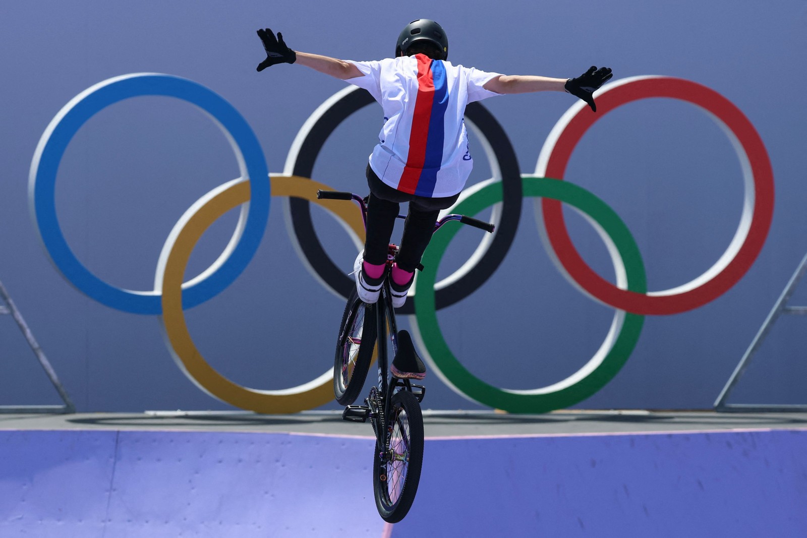 Iveta Miculycova, da República Tcheca, compete na qualificação do Ciclismo Feminino BMX Freestyle Park — Foto: Emmanuel DUNAND / AFP