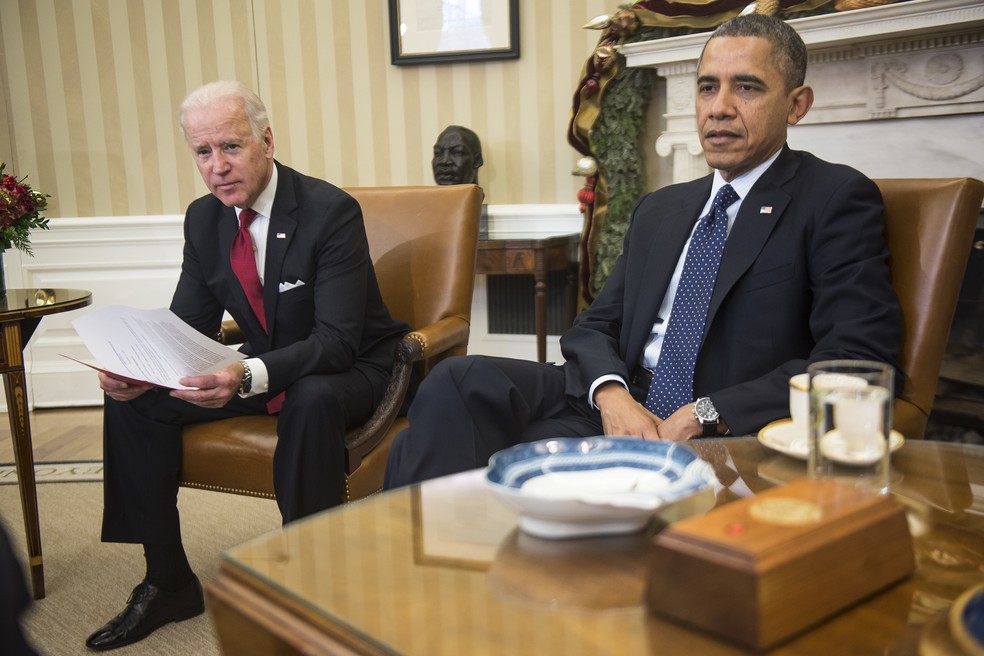 Joe Biden, que foi vice-presidente de Barack Obama entre 2009 e 2017, é fotografado ao lado do democrata na Casa Branca, em dezembro de 2013 — Foto: Gabriella Demczuk/The New York Times