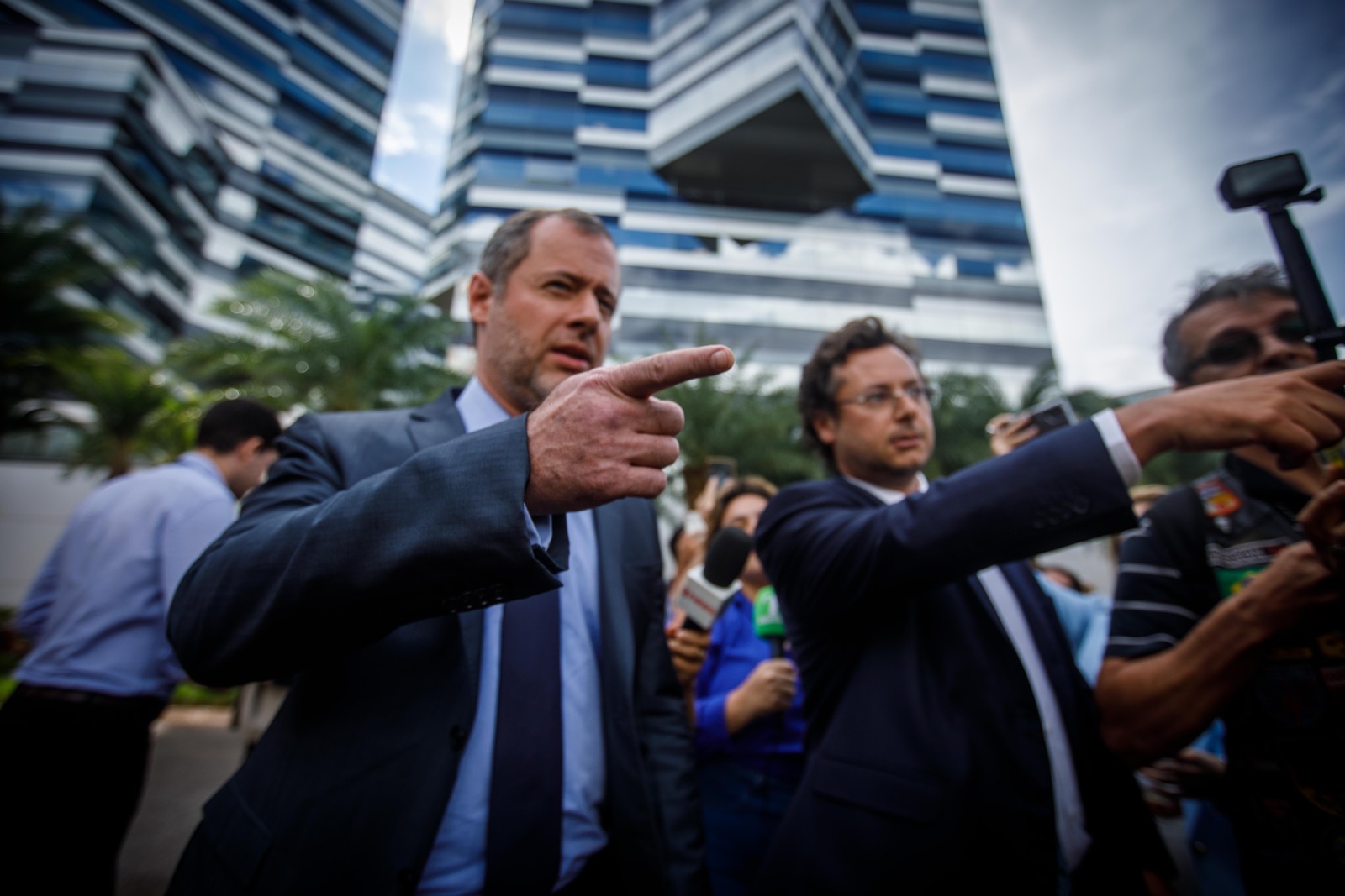 Advogados de Bolsonaro falam a imprensa após o próprio deixar a PF. Na foto: Fabio Wajngarten e Paulo Bueno — Foto: Brenno Carvalho / Agência O Globo.