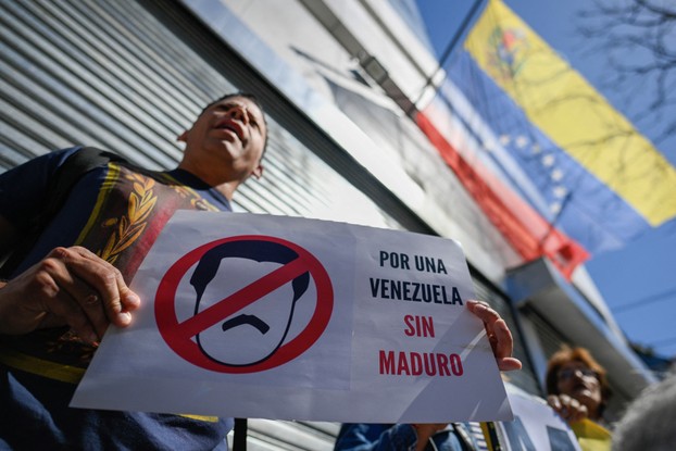 Venezuelanos na Argentina protestam em frente à embaixada da Venezuela em Buenos Aires.