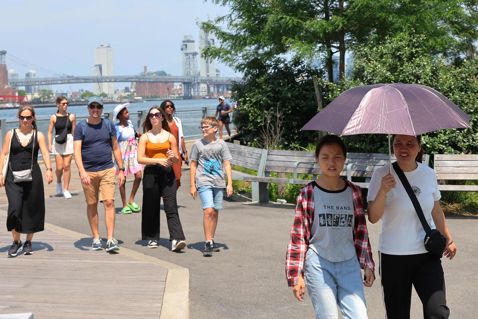 Pessoas caminham ao longo do Brooklyn Bridge Park em meio a uma onda de calor n a cidade de Nova York. — Foto: Michael M. Santiago/Getty Images/AFP