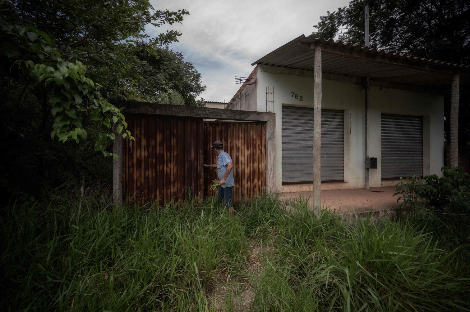 Casas e ruas abandonadas no Parque da Cachoeira, um dos bairros afetados pela lama da barragem da Vale em Brumadinho, Minas Gerais, Brasil, em 19 de janeiro de 2024 — Foto: Douglas Magno/AFP