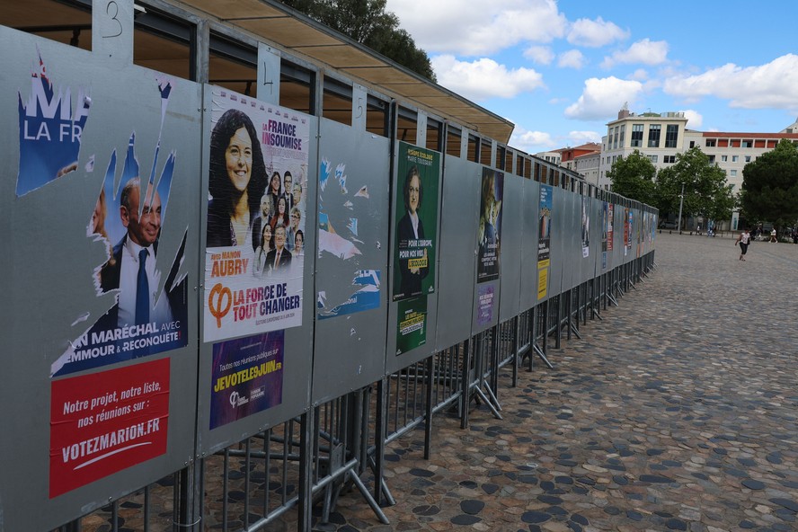 Cartazes de candidatos ao Parlamento Europeu colados em barreira de metal em Montpellier, na França
