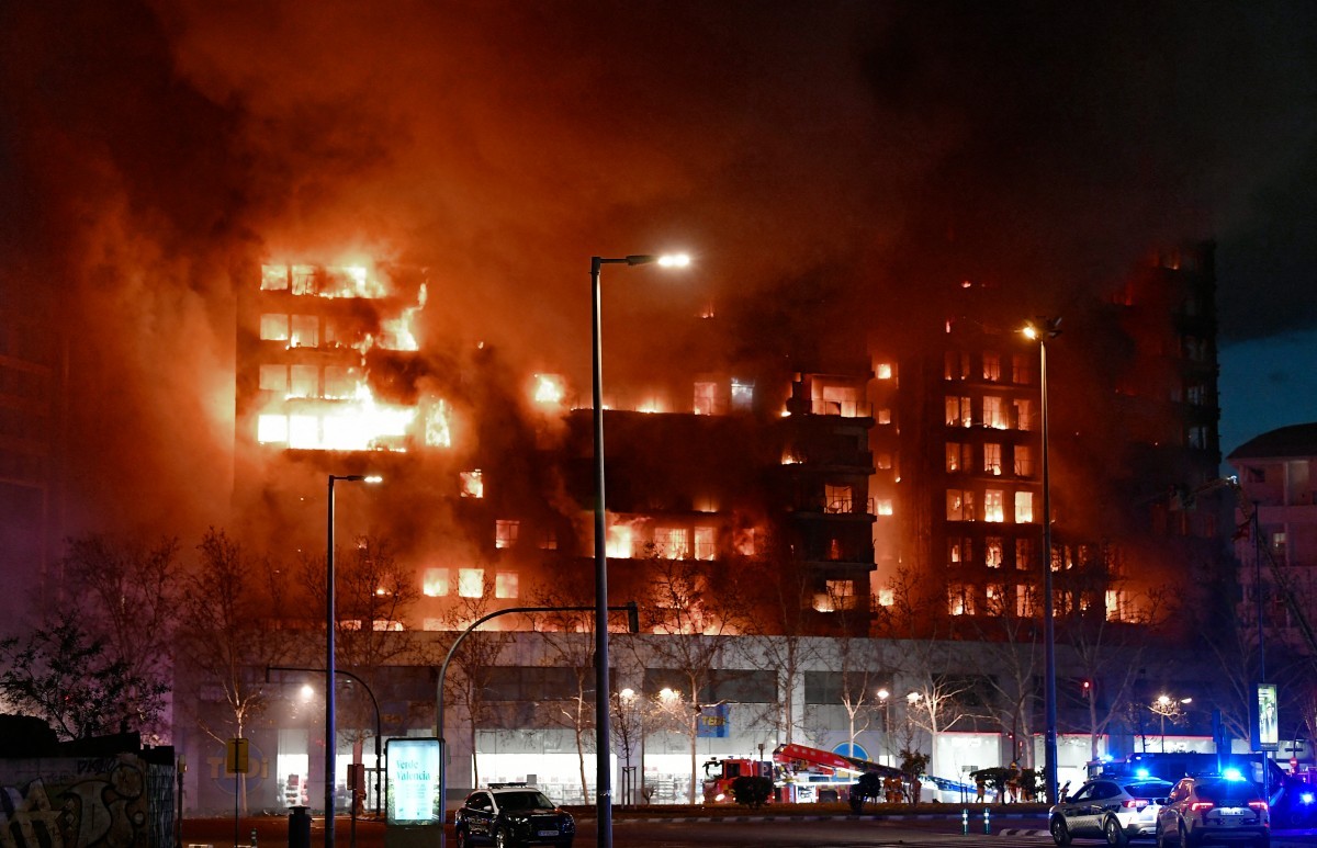 Incêndio 'devora' edifício residencial de 14 andares na Espanha; veja vídeo — Foto: JOSE JORDAN / AFP