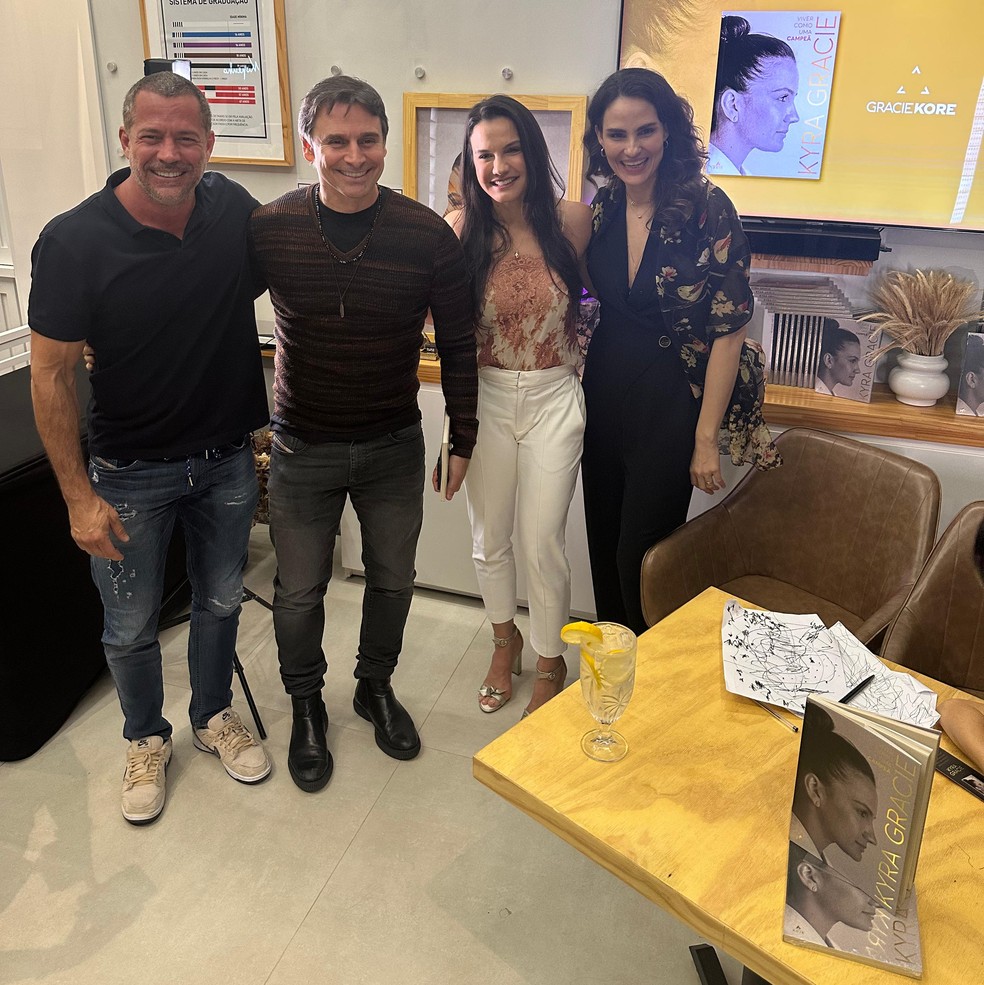 Malvino Salvador, Murilo Rosa, Kyra Gracie e Fernanda Tavares na tarde de autógrafos do livro de Kyra, "Viver como uma campã" — Foto: divulgação