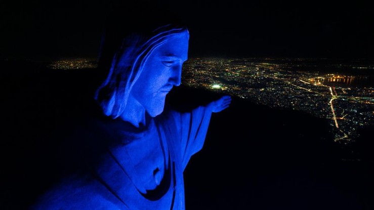 Cristo Redentor iluminado de azul, símbolo dos mares e rios