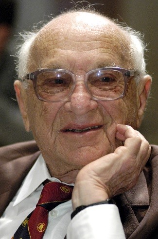 Milton Friedman (1976; EUA)- Para o pai do monetarismo, "se colocassem o governo federal para administrar o Saara, em cinco anos faltaria areia". Consolidou a Universidade de Chicago como um polo do liberalismo e do Estado mínimo. Levou fama pela frase “Não existe almoço grátis”, na verdade, uma expressão corrente entre economistas— Foto: Jon Freilich/Bloomberg