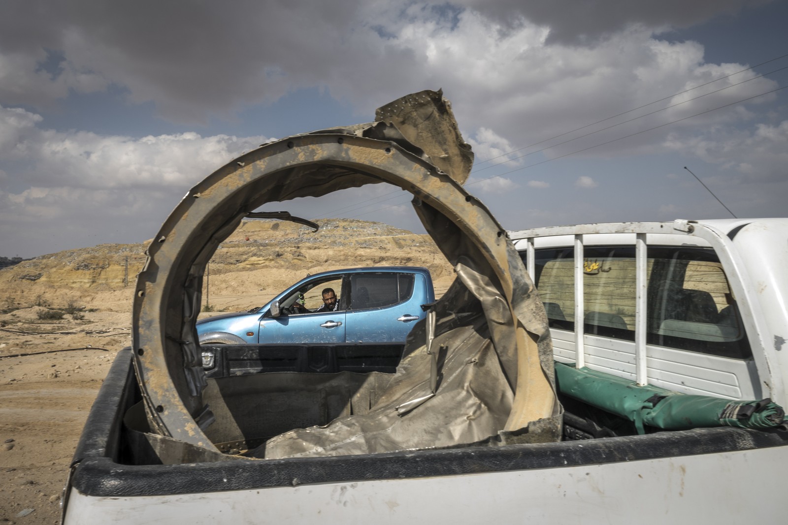 Pedaços de um míssil iraniano numa caminhonete nos arredores de Arad, Israel — Foto: Sergey Ponomarev/The New York Times