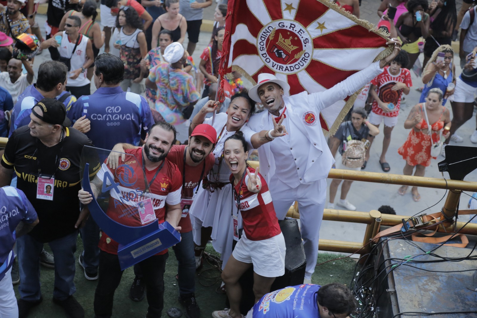  Diretoria da Viradouro com o troféu de campeã do carnaval - Foto Fábio Rossi / Agência O Globo