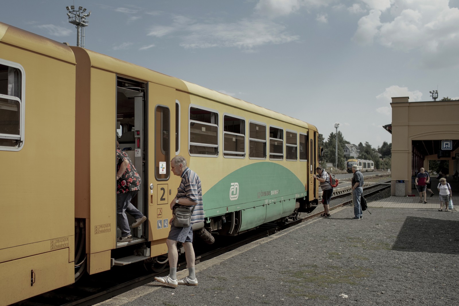 Passageiros ferroviários embarcam em um trem na estação de Rumburk, República Tcheca — Foto: Emile Ducke/The New York Times