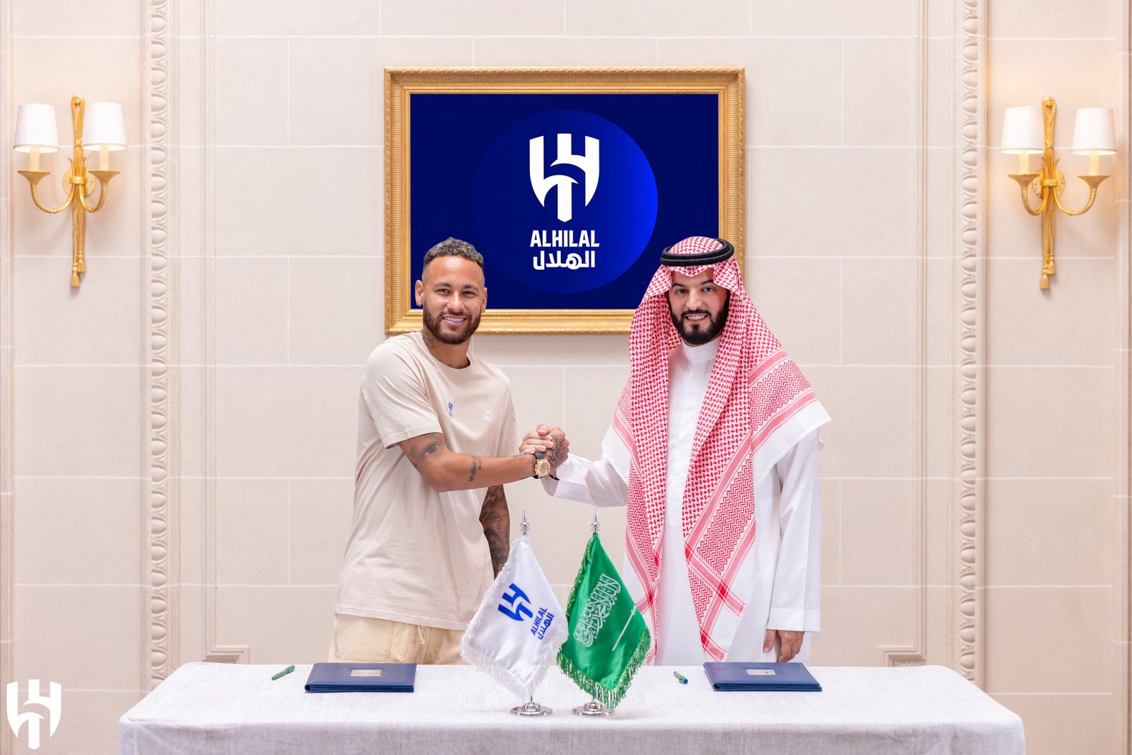 Neymar no Al-Hilal: Neymar (e) posa para uma foto com o presidente do Hilal, Fahad bin Nafel, em Paris. — Foto: Saudi Pro League / AFP