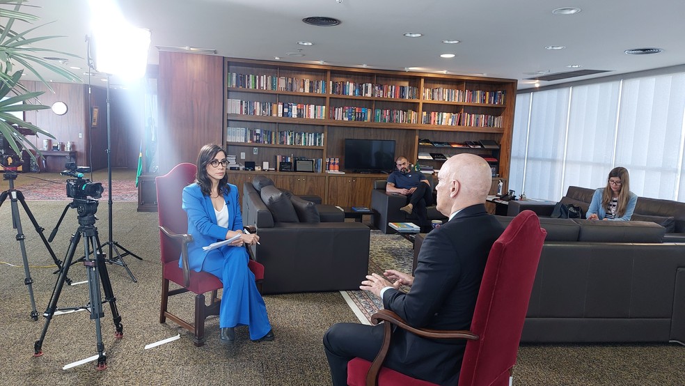 Julia Duailibi entrevista Alexandre de Moraes, em cena do documentário '8/1 — A democracia resiste' — Foto: Henrique Picarelli/TV Globo/Divulgação