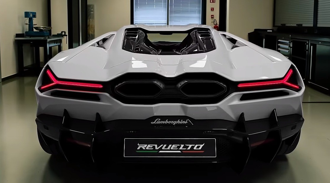traseira da Lamborghini Revuelto — Foto: Reprodução YouTube