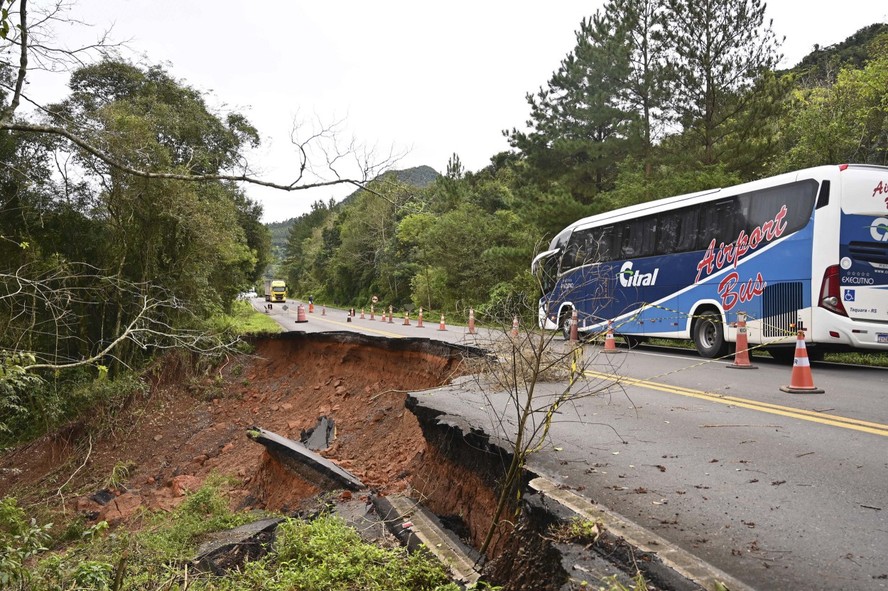 Vista da estrada RS115, no km 25 , acesso à Canela, com problemas de queda de barreira