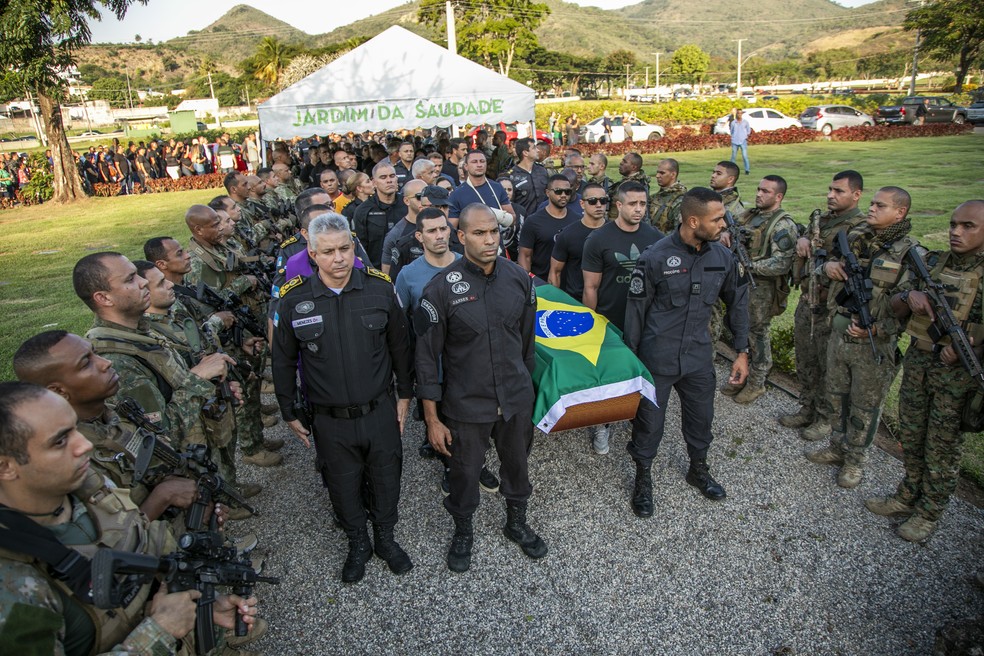 PM Jorge Henrique Galdino Cruz foi sepultado com honras militares — Foto: Guito Moreto