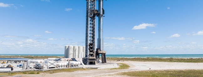 Starship montado na plataforma de lançamento em Boca Chica, no Texas — Foto: Divulgação/SpaceX