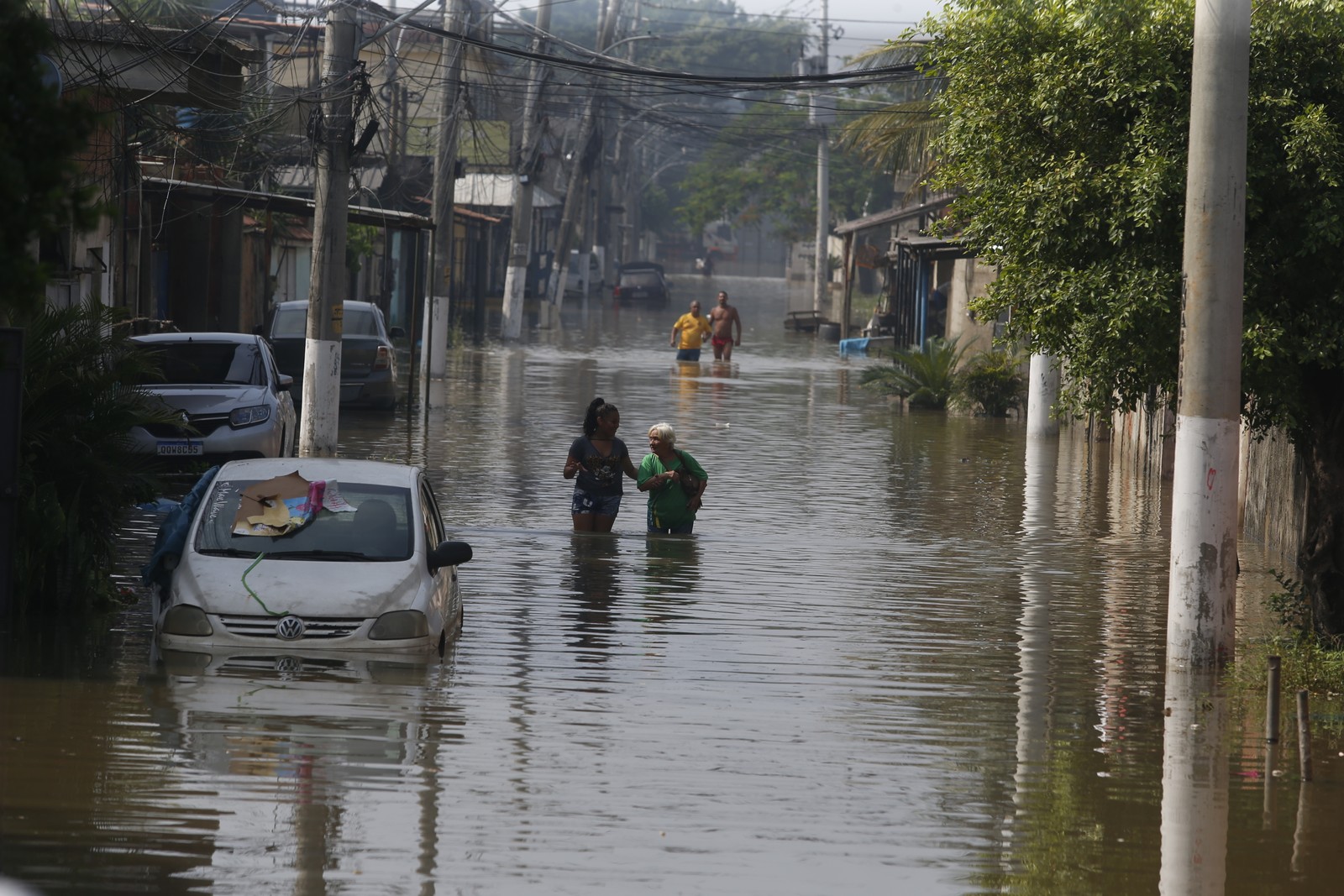 Pouco depois das 13h, a água do Rio Capivari começou a subir e a alagar as ruas. — Foto: FABIANO ROCHA