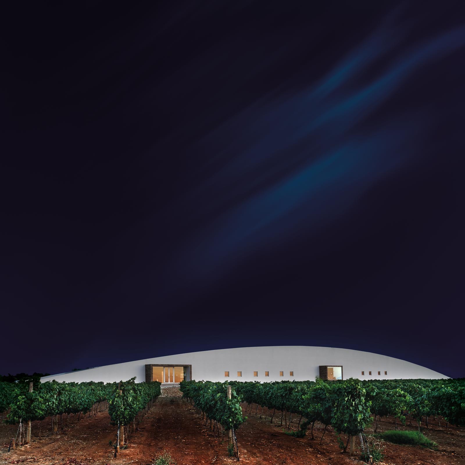 Vista noturna da vinícola do enólogo Tiago Cabaço: vinhos pontuados — Foto: Divulgação