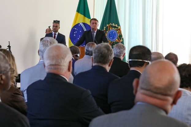 O então presidente Jair Bolsonaro em reunião com embaixadores estrangeiros em que realizou ataques ao sistema eleitoral brasileiro