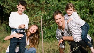 Gisele Bündchen e Tom Brady plantando uma árvore com os filhos, Benjamin e Vivian — Foto: Reprodução
