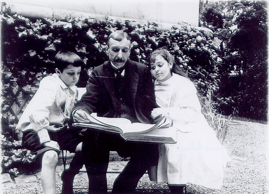 Eça de Queiroz e seus filhos José Maria e Maria na França, na década de 1890