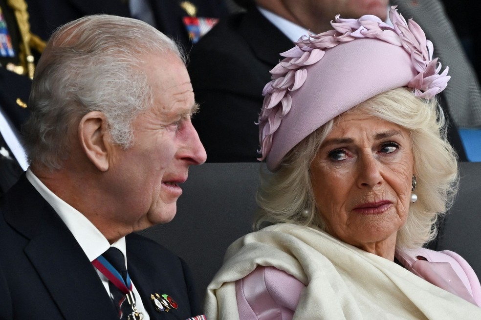 Charles e Camilla participam de celebração dos 80 anos do Dia D — Foto: Dylan Martinez/AFP